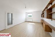 schön saniert & sofort bezugsbereit! perfekt geschnittene 2-Zimmer-Wohnung mit verglaster Loggia