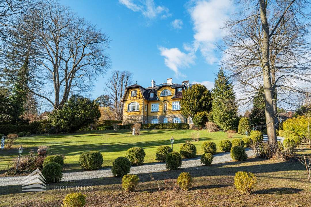 Historische Villa mit wunderschönem Garten im Wienerwald