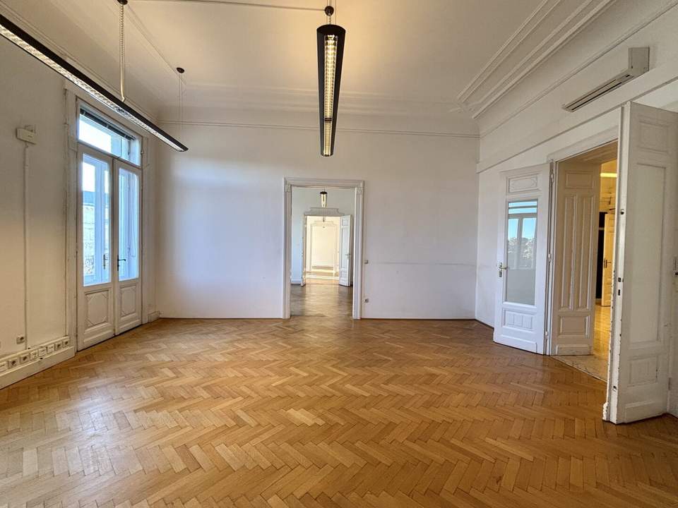 1040! Zentrumsnahes Altbaubüro (teilbar) mit 4 Balkonen nahe U4/Karlsplatz!