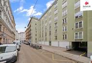 Helle 2 Zimmer Dachgeschoßwohnung | Große Terrasse | Hofseitiger Balkon | Sauna