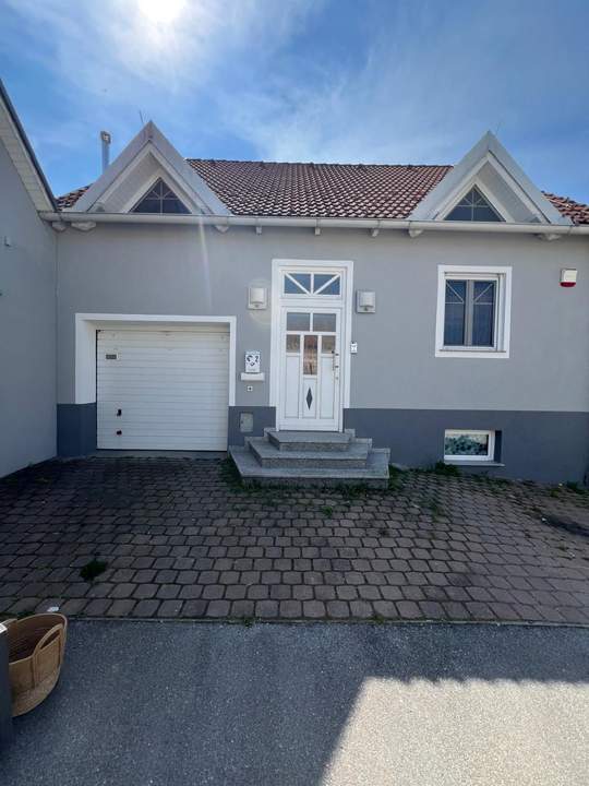 Traumhaftes großes Einfamilienhaus mit Pool Garage ...........