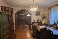 LIEBEVOLLER, SEHR GEPFLEGTER BUNGALOW SAMT NEBENGEBÄUDE MIT PARKÄHNLICHEM GARTEN IN TRAUMHAFTER WOHNLAGE MIT HERRLICHEM GRÜNBLICK DIREKT AN FELDER DER REGION ANGRENZEND