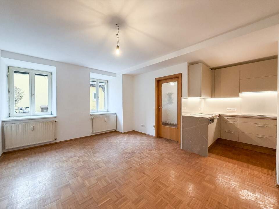 RUHELAGE NAHE JAKOMINIPLATZ | 2-Zimmer-Wohnung mit neuer Küche und Blick in den grünen Innenhof