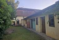 SANIERUNGSBEDÜRFTIGES LANDHAUS MIT TRAUMHAFTEM GARTEN SAMT ALTBAUMBESTAND IN ALLERBESTER WOHN- UND ZENTRUMSLAGE VON KIRCHBERG AM WAGRAM