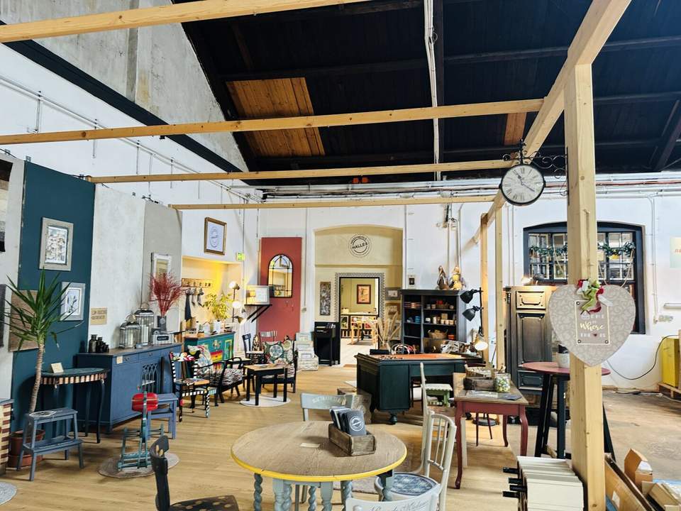 Wunderschöne Lagerhallen mit Büro, Parkplätzen, gute Erreichbarkeit, gute Zufahrt