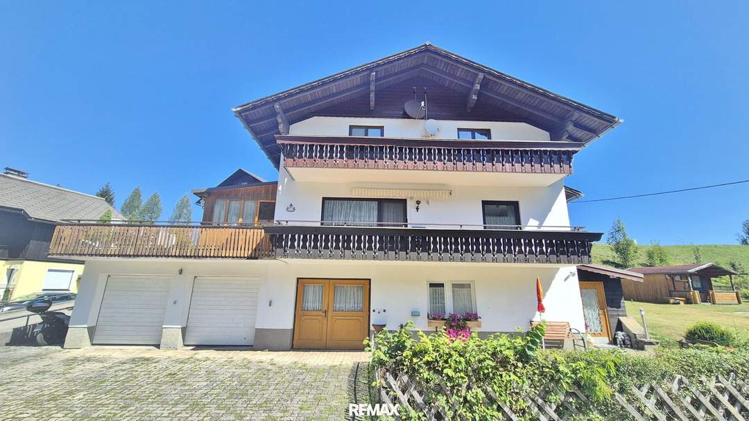Bad Aussee: Ein,- Zweifamilienhaus mit 2 Balkonen, Terrasse, 3 Garagen, Gartenhütte