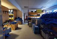 Büro mit großem Lager direkt bei der A22