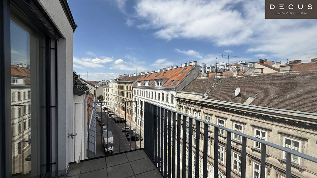 / 2 ZIMMER / U-BAHN NÄHE / BALKON / DACHGESCHOSS / MODERNE AUSSTATTUNG / VERFÜGBAR AB SOFORT
