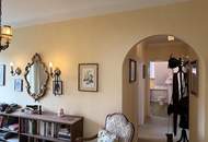 Eine Villa mit Wohnkultur, parkähnlichem Garten und Pool // A Villa of Distinction with Park-Like Garden and Pool //