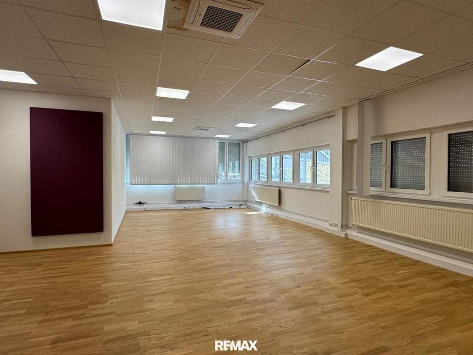 ca. 295 m² Büroflächen mit 24 m² Kleinlager Nähe U6 zu mieten