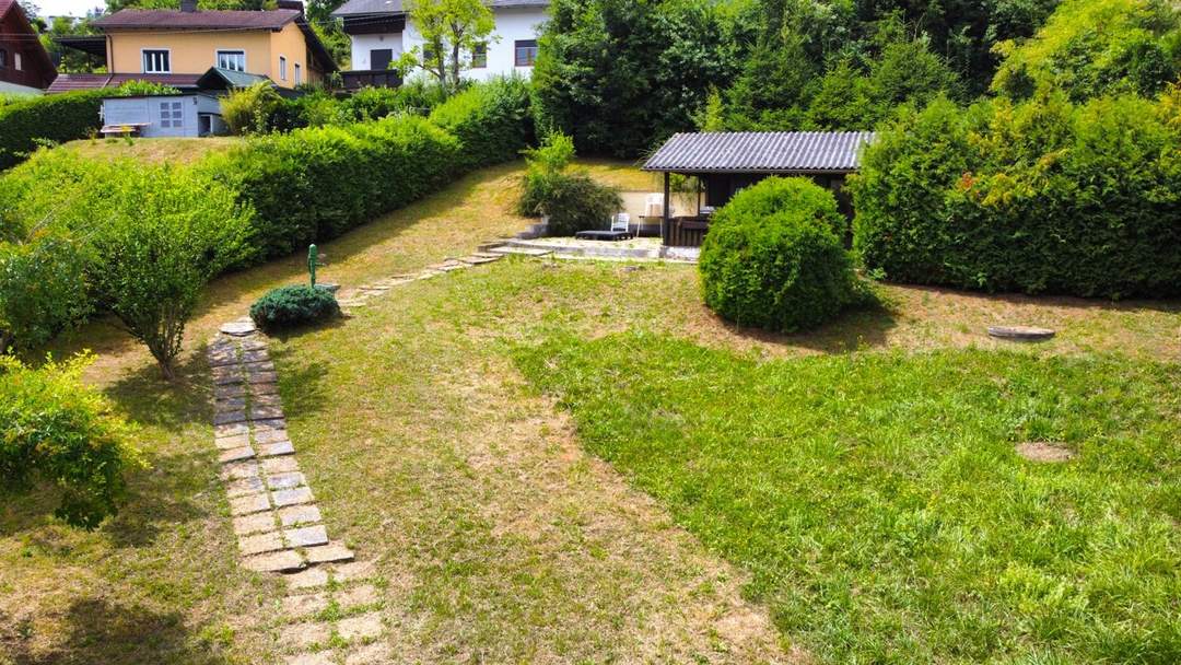 Wunderschönes Grundstück mit charmantem Gartenhaus – bietet viel Potenzial, sogar für zwei Häuser!
