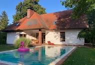 Landhausvilla mit grossem Pool und parkähnlichem Garten in zentraler Villenlage (Provisionsfrei)