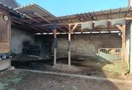 Vielseitiges Wohnhaus mit großzügigem Hof und Nebengebäuden