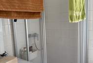 Besondere Wohnqualität in herrlicher Grünlage: charmante 2-Zimmer-Erdgeschosswohnung mit hochwertigem Badezimmer, praktischer Raumaufteilung und tollem Preis-Leistungs-Verhältnis ab Dezember bezugsbereit!