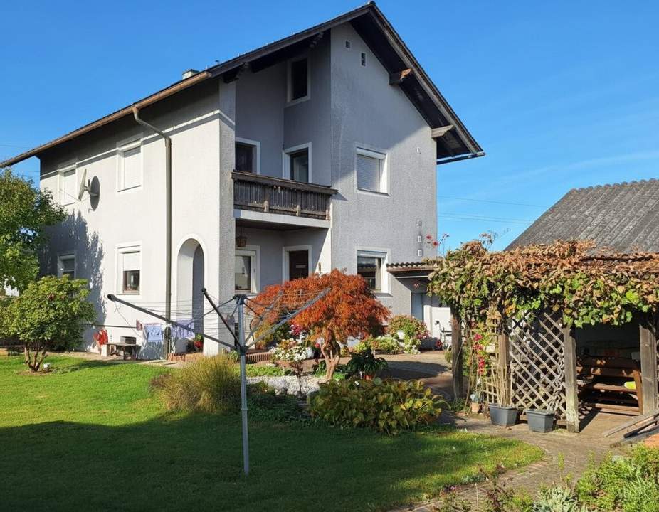 Geräumiges Stockhaus mit angebautem Laubengang und Garagentrakt