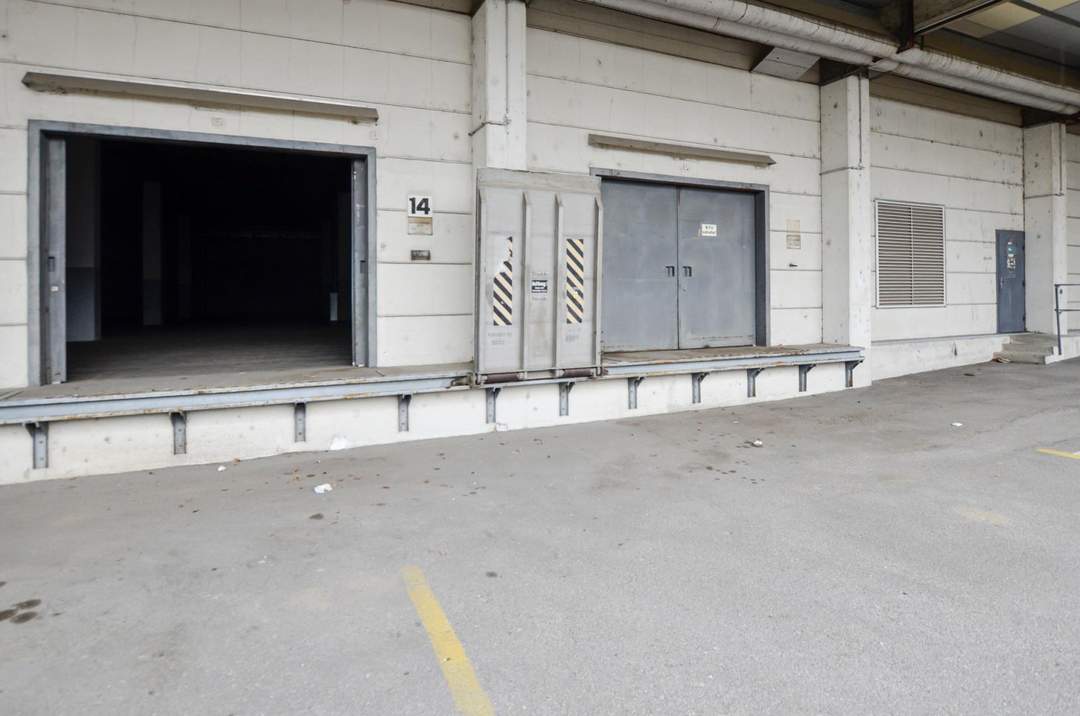 1300 m² Lagerhalle mit Rampenzugängen