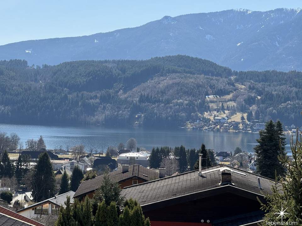 Panorama-Loge: Penthouse mit Seeblick in Seeboden. Carport. Neuwertig.