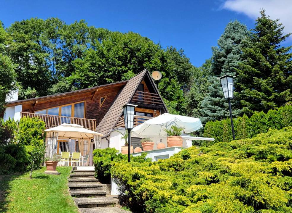 "ZuHAUSE im Urlaub – mit Pool &amp; traumhaftem Ausblick!"