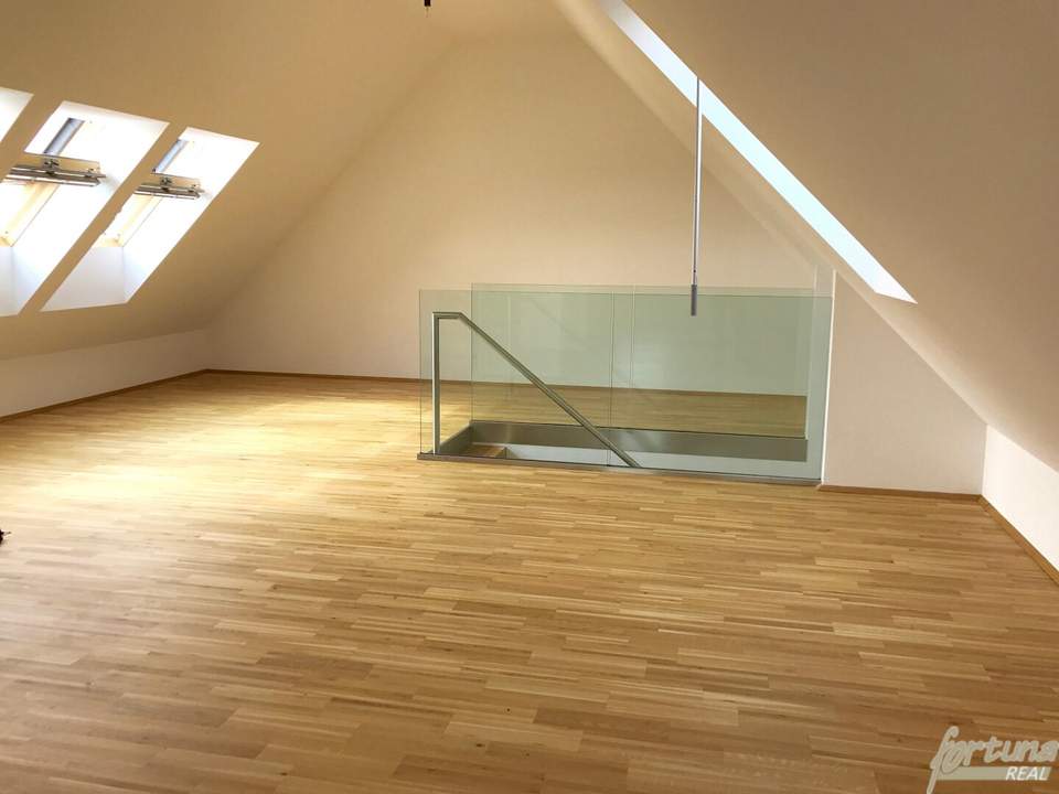 Zweigeschossige Dachgeschosswohnung mit großzügiger Wohnküche, Terrasse & Galerie in zentraler Lage