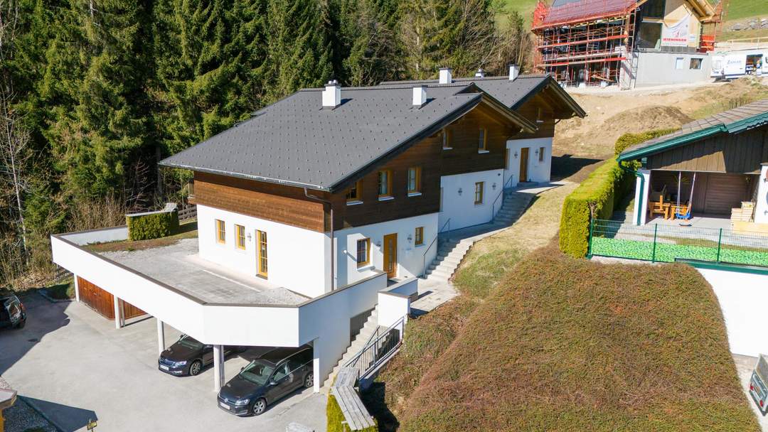 Bergwelt hautnah: Besondere Doppelhaushälfte mit Terrassen, Garten und Wellnessbereich