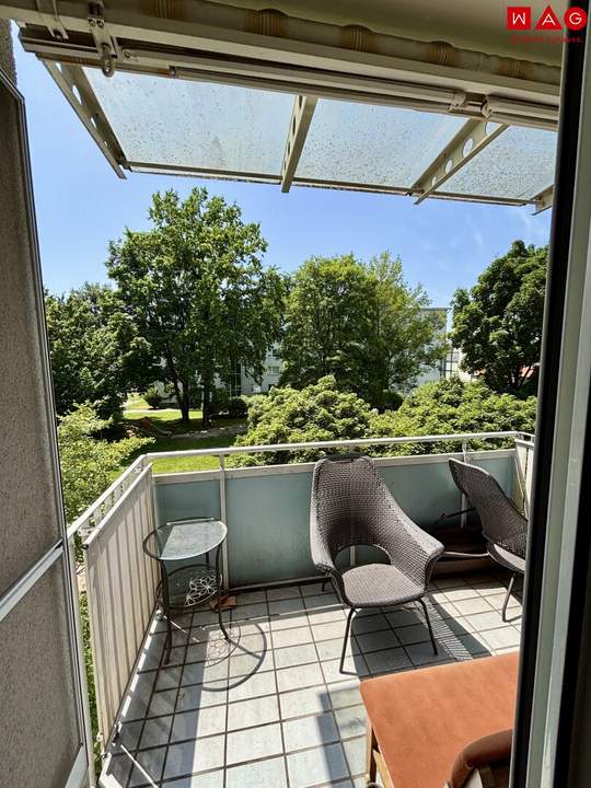 Stadtliebhaber aufgepasst: urbanes Wohnen mit Top-Infrastruktur - Balkon mit Blick ins Grüne