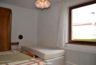 Vorne Garten. Hinten Grün. Innen viel Licht und Wohnqualität.