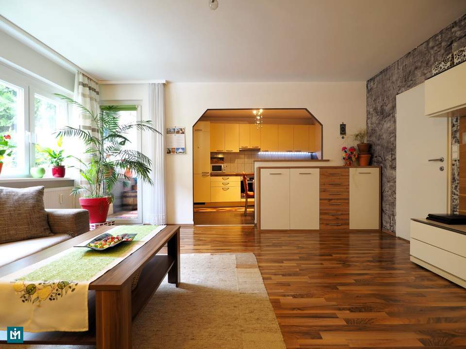 SCHÖNE 4 - ZIMMER WOHNUNG MIT FREIFLÄCHE / NÄHE SCHLOSS KAISEREBERSDORF