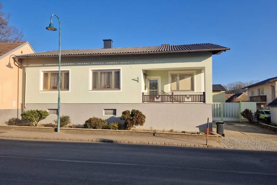 LIEBEVOLLES LANDHAUS MIT GESCHLOSSENEM INNENHOF, MASCHINENHALLE, WERKSTATT, GROSSER GARAGE UND GEPFLEGTEM GARTEN SAMT MÖGLICHKEIT FÜR EINE ZWEITE BAUPARZELLE, Haus-kauf, 450.000,€, 3702 Korneuburg