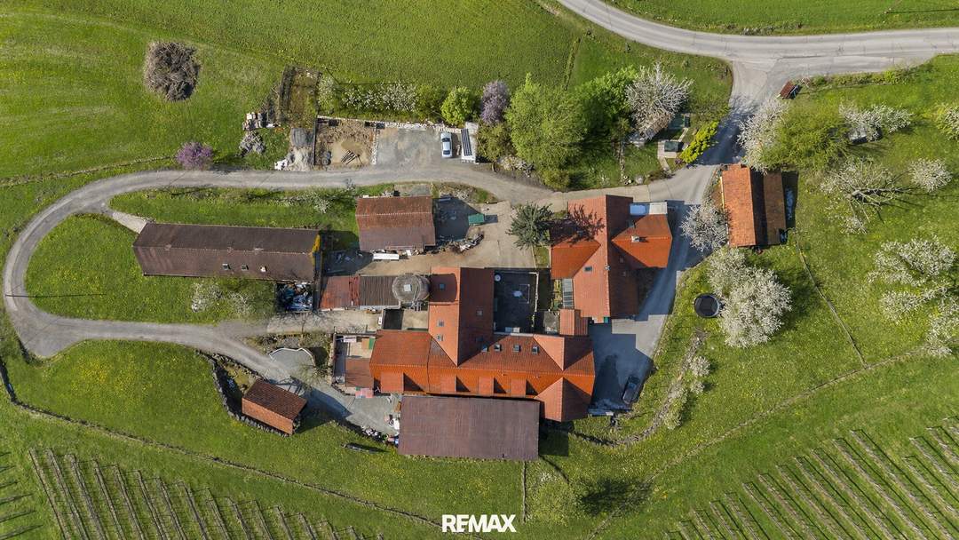 Bäuerliches Anwesen mit Kellerstöckl, Werkstatt, Wirtschaftsgebäuden und sieben Wohneinheiten in St. Nikolai im Sausal