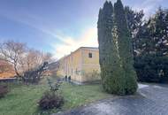 Sanierungsbedürftiges Mehrfamilienhaus mit großem Grundstück und hoher Bebauungsdichte