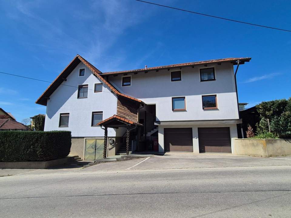 EIN- ZWEIFAMILIENHAUS MIT ZWEI EINGÄNGEN UND 3 GARAGEN