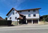 EIN- ZWEIFAMILIENHAUS MIT ZWEI EINGÄNGEN UND 3 GARAGEN