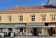 Frequenz-Standort deluxe! 35 m²-Geschäftslokal in der Herzog-Leopold-Straße | Retro-Portal mit breiter Fensterfläche | Sofort anmietbar