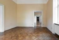 Herrschaftliche Wohnung in historischer Villa | über 440m² Garten & möglicher Infinity Pool | ca. 4,40 m Raumhöhe | sanierungsbedürftig | U-Bahnnähe