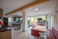 Dachgeschosswohnung in Ruhelage mit traumhaftem Grünblick, eigenem Garten und Garage