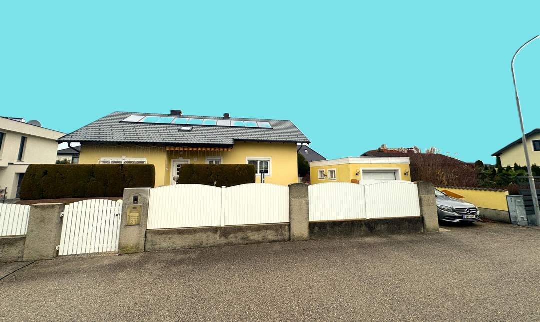 Gepflegtes großes Einfamilienhaus mit überdachtem Pool!