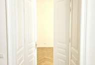Altbau-Poesie im 9.Bezirk bei der Votivkirche! Frisch saniert + Hofseitige Ruhelage + Flügeltüren + Traumhaftes Altbauhaus + Balkon Option! Stadtleben pur!