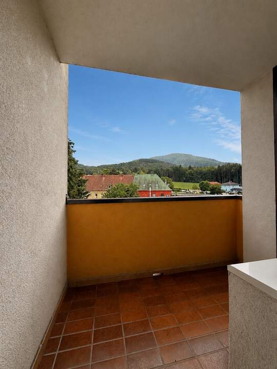 2-Zimmer-Wohnung im obersten Stock mit Lift, Loggia &amp; Ausblick - Provisionsfrei