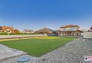 Stilvolle Villa mit gepflegtem Garten und großzügiger Garage