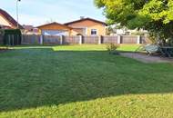 Geräumiges Stockhaus mit angebautem Laubengang und Garagentrakt