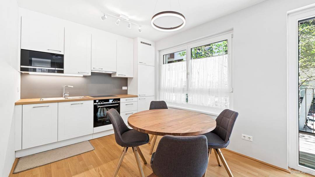 NEUBAU - BAUJAHR 2017- FERNWÄRME ! Top möblierte 2 Zimmer Wohnung mit großem Balkon in Trienna