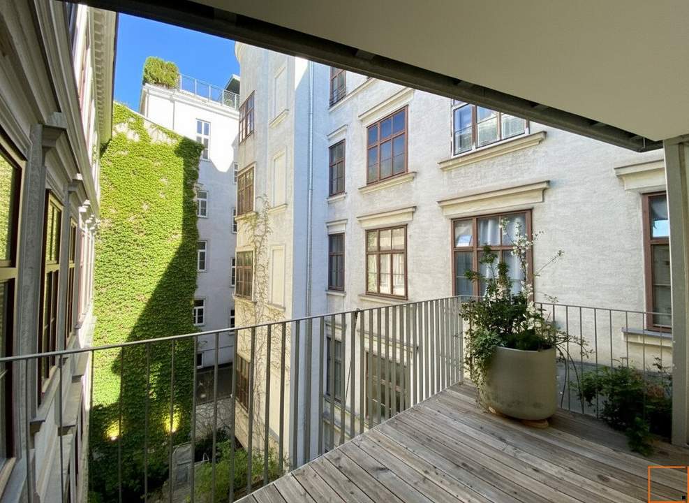 WIEN MITTE: Charmante, generalsanierte 4 Zimmer Altbauwohnung mit großzügiger Loggia