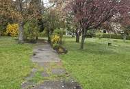 Bad Vöslau, parkähnlicher Grund mit kleinem Wohnhaus