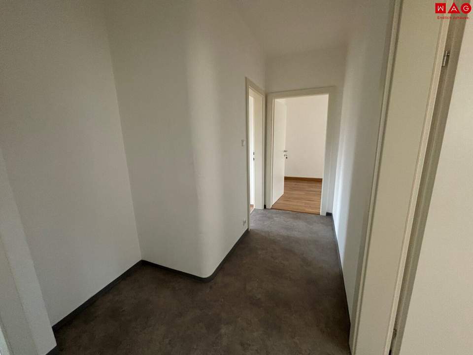 Einladendes Wohnambiente und praktische Raumaufteilung: sanierte 2-Zimmer-Wohnung mit Grünblick bietet die perfekte Kombination aus naturnahem Wohnen und ausgezeichneter Infrastruktur in Stadtnähe!