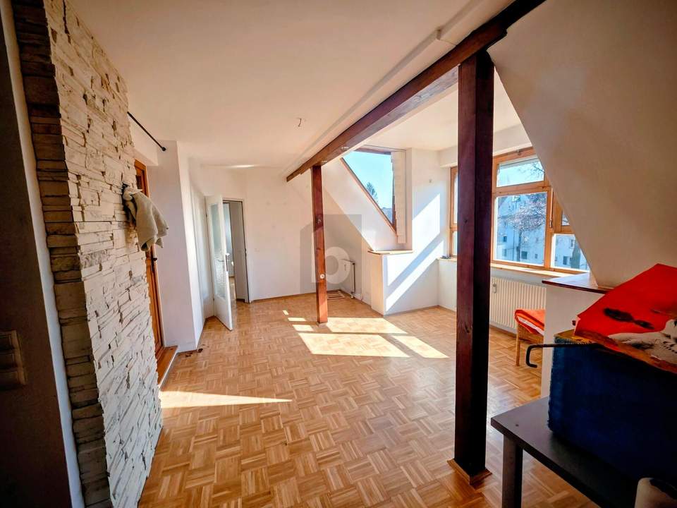 DACHJUWEL MIT BALKON ? STILVOLL WOHNEN MIT CHARME UND KOMFORT