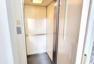 Stark reduziert - Stylischer Wohntraum im Dachgeschoss! Frisch saniert + Ruhelage + Traumhaftes Altbauhaus + Hofseitige Terrasse + U-Bahn ums Eck + Beste Infrastruktur und Anbindung!