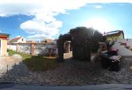 Schmuckes Häuschen mit kleinem Garten und Zufahrt