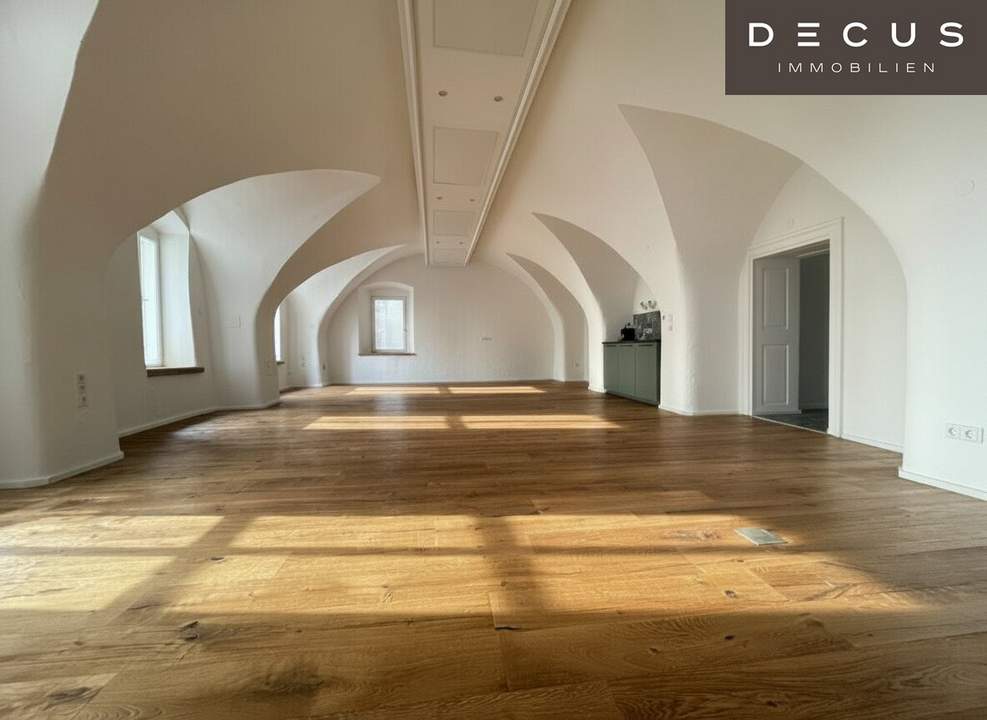 | ATTRAKTIVE BÜROFLÄCHE | 1. OG | ca. 90m² | VIELSEITIG NUTZBAR | 1 OFFENER BÜRORAUM & TEEKÜCHE | INNENSTADTLAGE | NÄHE HAUPTPLATZ & FÄRBERPLATZ