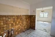 Sanierungsbedürftiges, großzügiges Zweifamilienhaus am ruhigen Ortsrand von Friedberg!