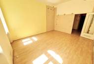 Ein Zuhause, das nach Ihrer Handschrift verlangt! Entzückende Altbauwohnung mit Sanierungsbedarf + Traumhaft schönes Haus + Perfekte Infrastruktur und Anbindung! Jetzt zugreifen!
